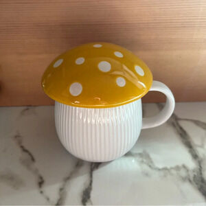 NWT WORLD MARKET YELLOW & WHITE POLKA DOT MUSHROOM LID LIDDED COFFEE CUP TEA MUG